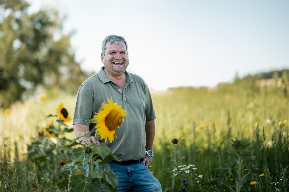 Hans Laumer in einer der vielfätigen Blühflächen in und um Zandt. (Foto: Carla Hauptmann)