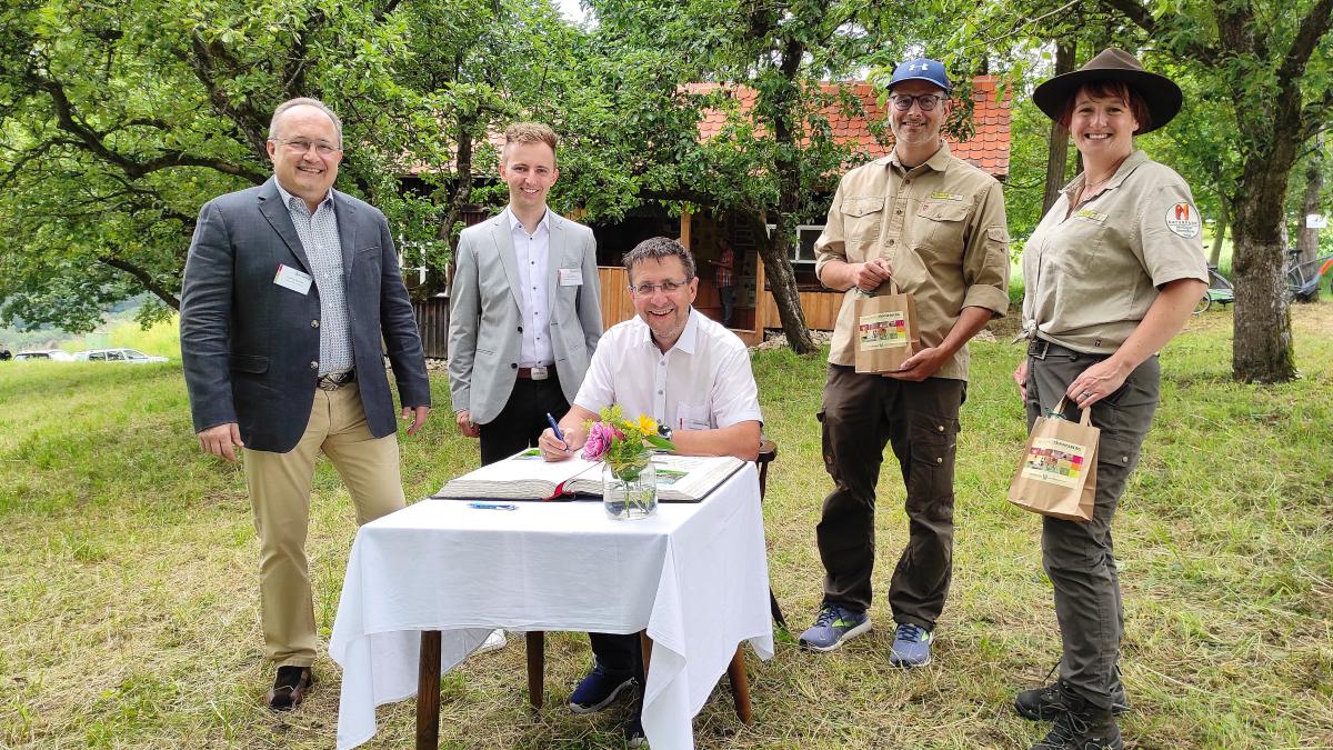 Zur Erinnerung an die Eröffnungsfeier des Tännesberger Bienenhauses trugen sich die zahlreichen Gäste ins goldene Buch ein. Von links: Ludwig Gürtler (Bürgermeister Tännesberg), Kilian Bindl (Amt für ländliche Entwicklung), Bernd Stengl (Stv. Geschäftsführer Naturpark Nördlicher Oberpfälzer Wald), Heiko Hoffmann und Michaela Griener (Ranger Naturpark NOW)