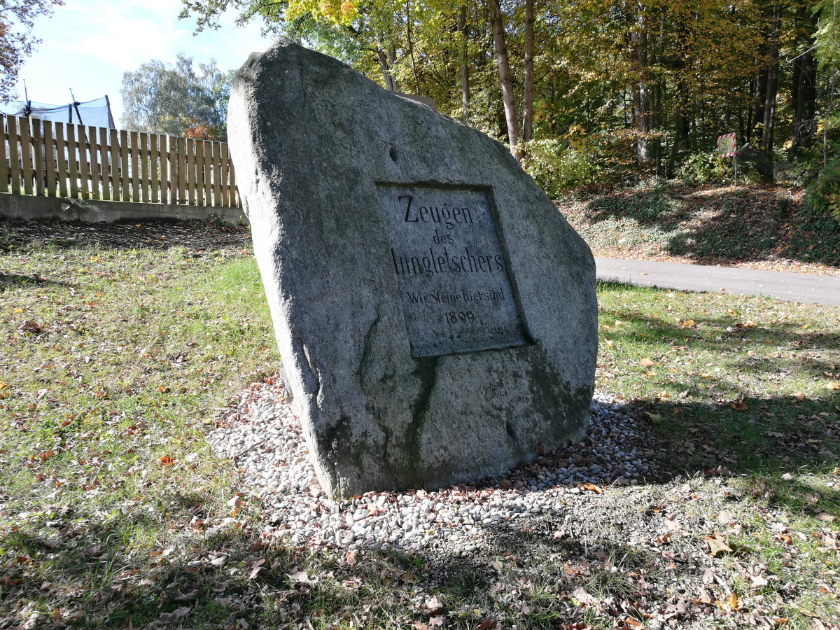 Findling mit Inschrift am Gletschergarten Haag