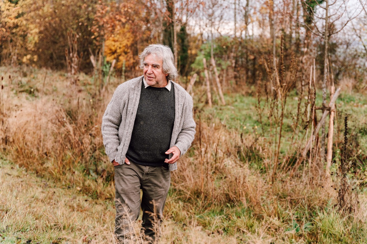 Christof Wegner steht inmitten der herbstlichen Wiese