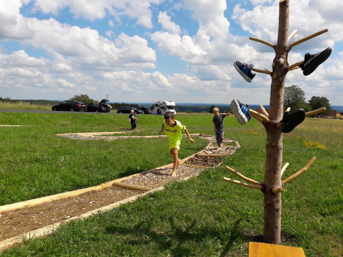 Auftakt des Naturlehrpfades in Sandberg in der Rhön ist der Barfußpfad. Der verlangt den Füßen einiges ab, Spaß ist aber garantiert. (Foto: Kathi Cavallo)