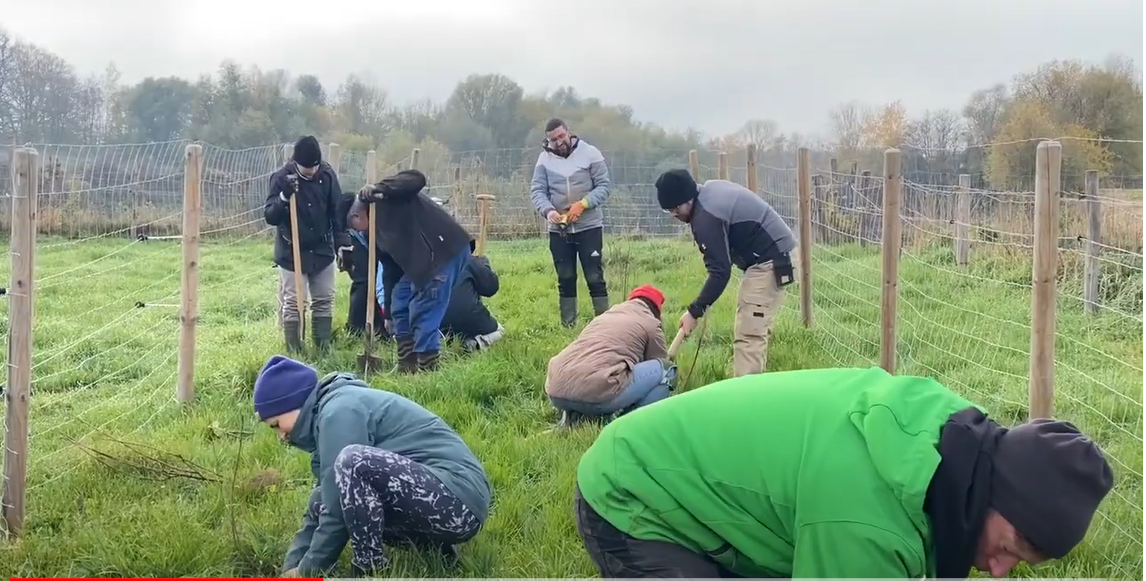 Die LBV Kreisgruppe Mühldorf pflanzt Sträucher für eine neue Natur-Hecke