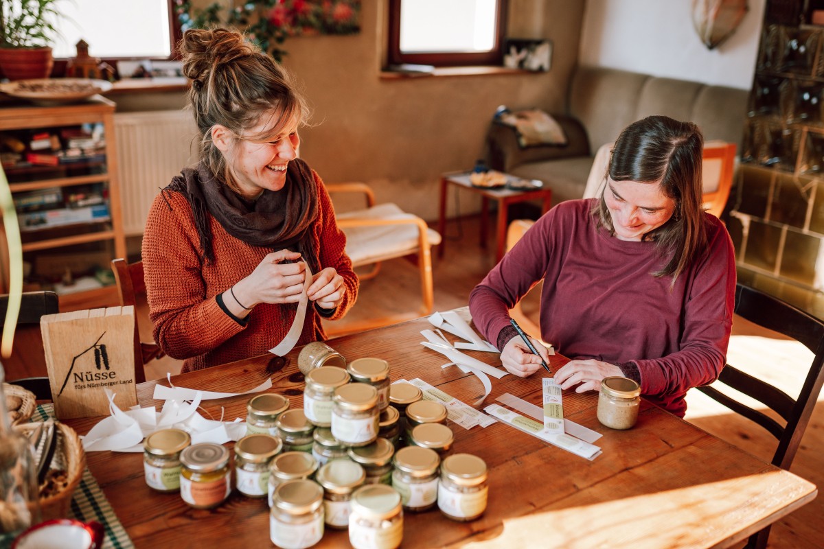 gemeinschaftliches Nuss-Handwerk