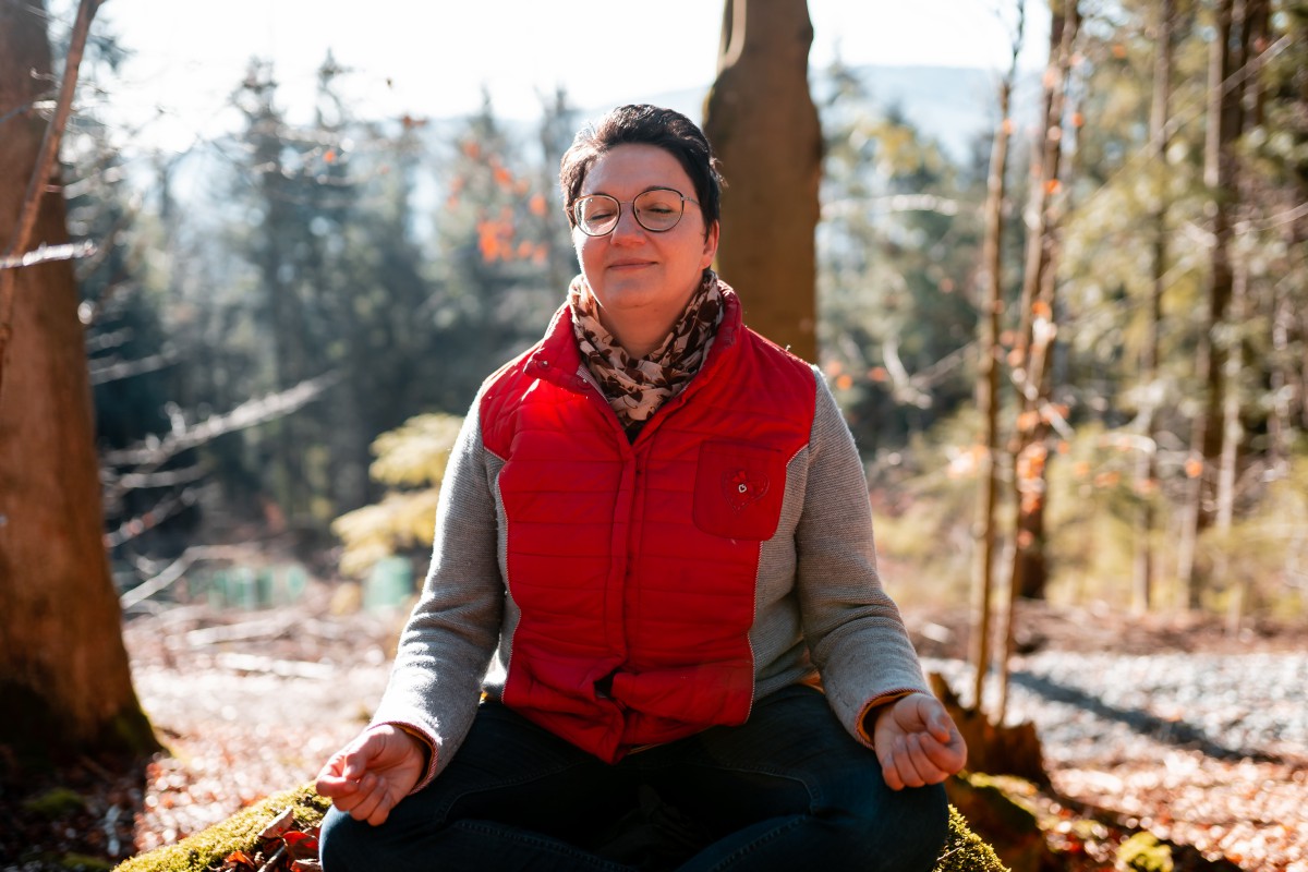 Veronika Egger bietet als ausgebildete Waldführerin achtsame Naturerfahrung (Foto: Carla Hauptmann)