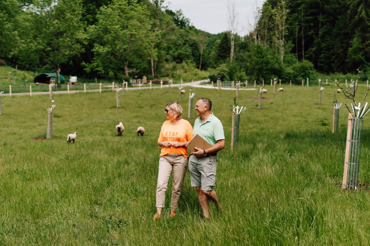 Anna und Norbert Heumann auf ihrer Streuobstwiese