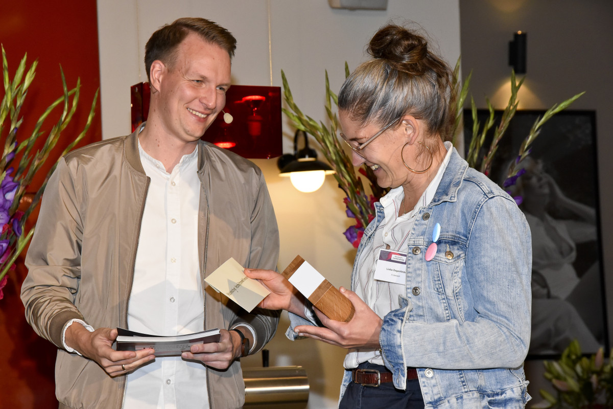 Johannes Ehrnsperper überreicht Preis an Lioba Degenfelder