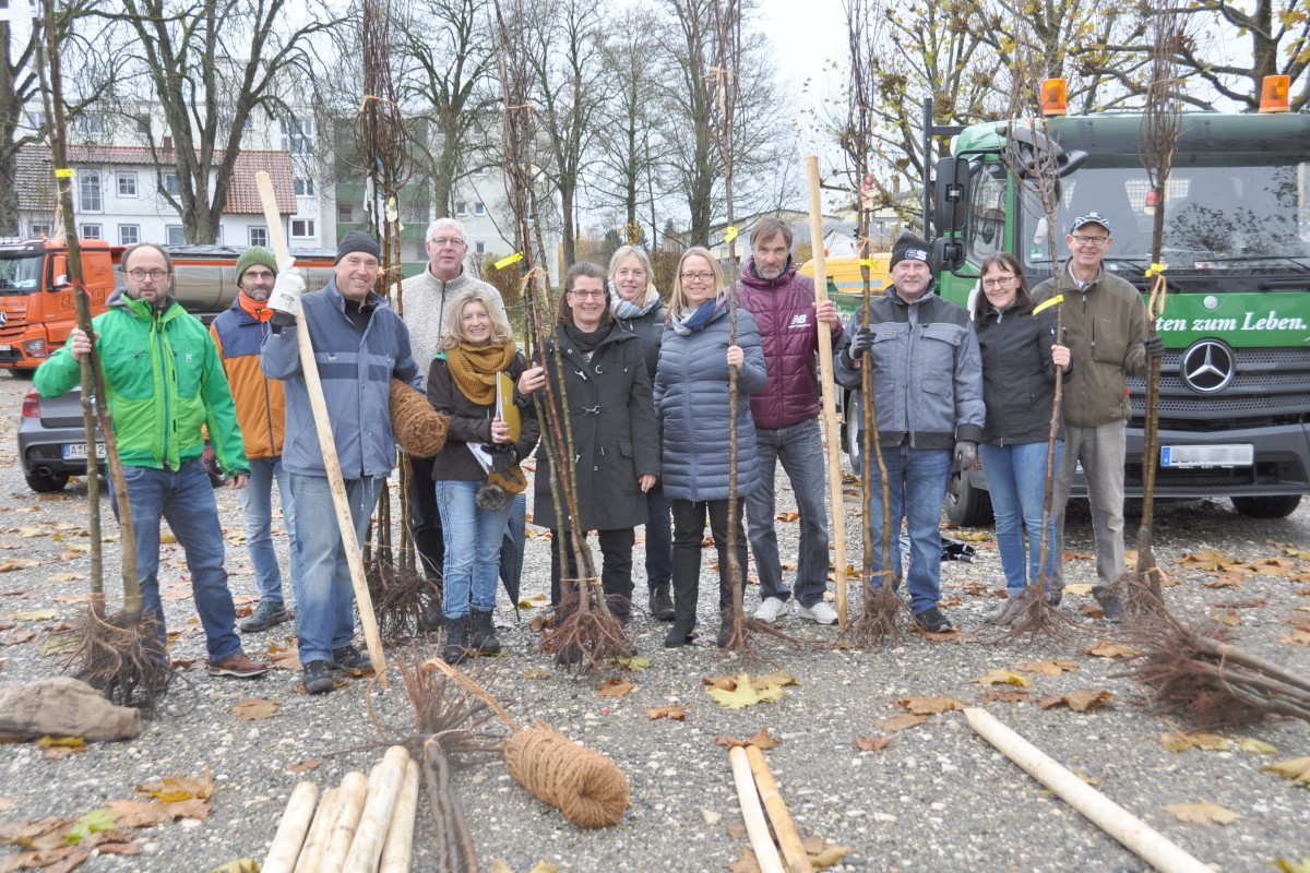 Gruppenbild bei der Pflanzausgabe