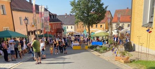 Am Marktplatz in Tännesberg erkundeten die Gäste die über 50 Stände der Aussteller:innen. Darunter Essensbuden, Kunsthandwerk, Infostände und Angebote für Mitmachaktionen.