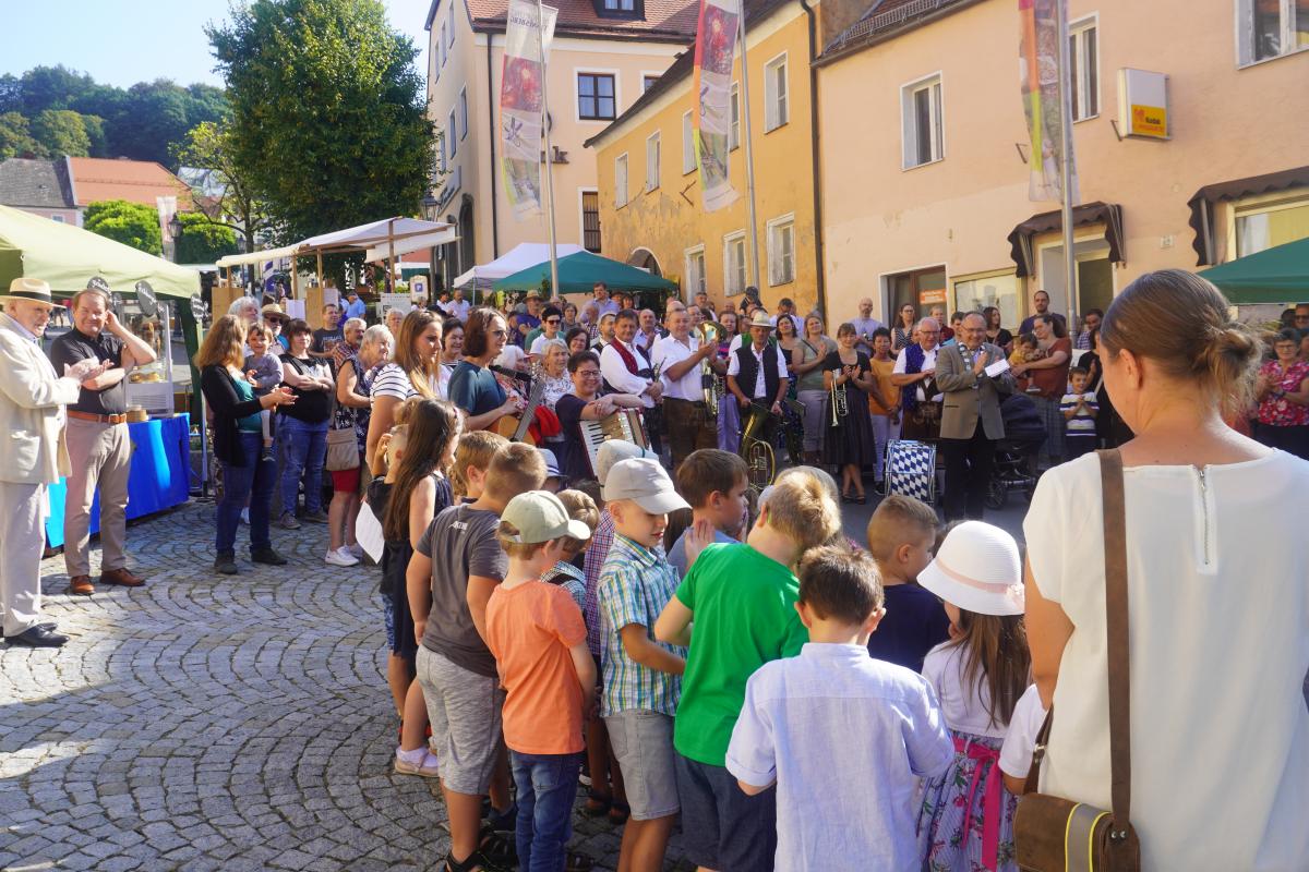 Bei der Eröffnung des Tännesberger Regionalmarktes 2023 kamen wie jedes Jahr zahlreiche Besucherinnen und Besucher.