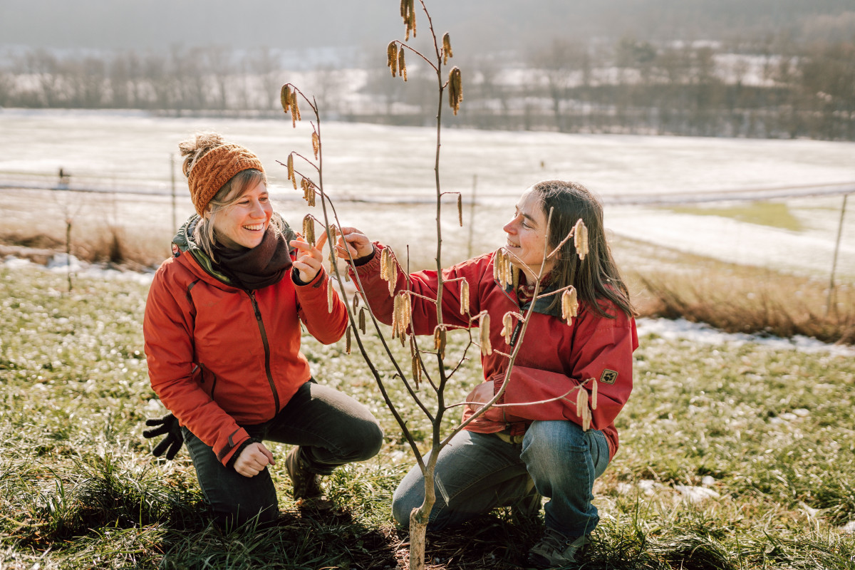 Judit Bartel und Elisa Sichau auf dem Kastanienhain