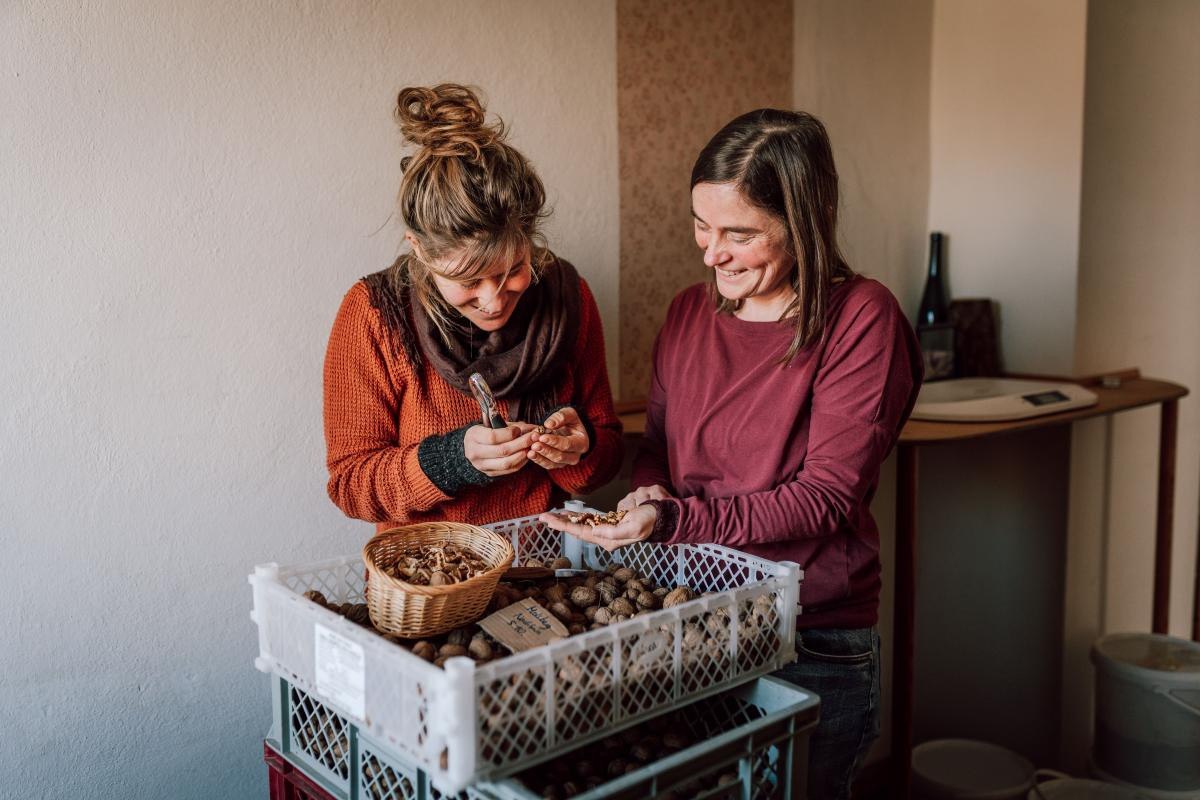 Judit Bartel und Elisa Sichau beim Nüsseknacken