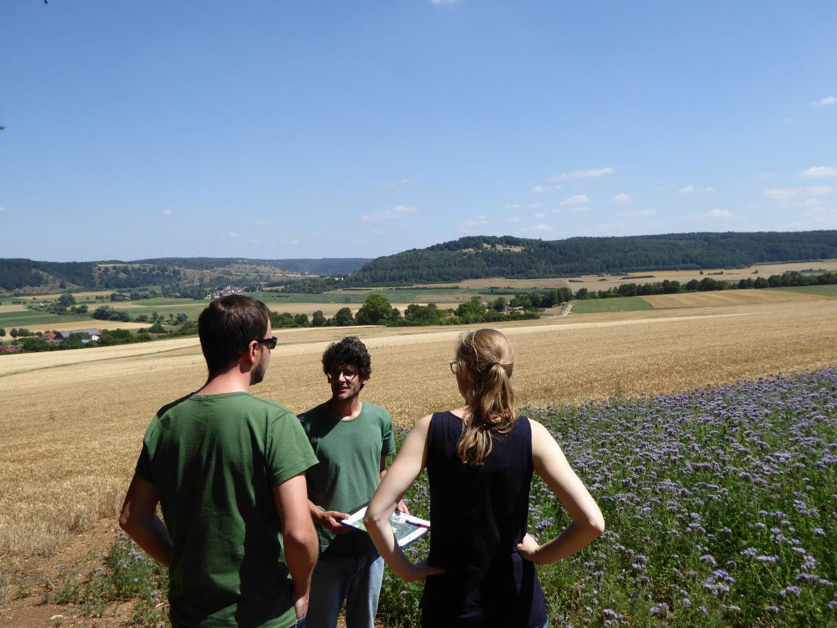 Im Rahmen von A.ckerwert berät Peter Riegg vom LPV Eichstätt die Flächeneigentümer und Landwirte