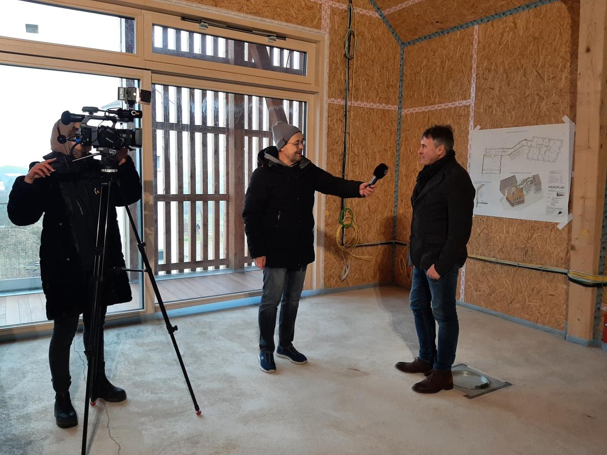 Das Filmteam von OTV interviewt den Architekten des Hauses der Biodiversität.