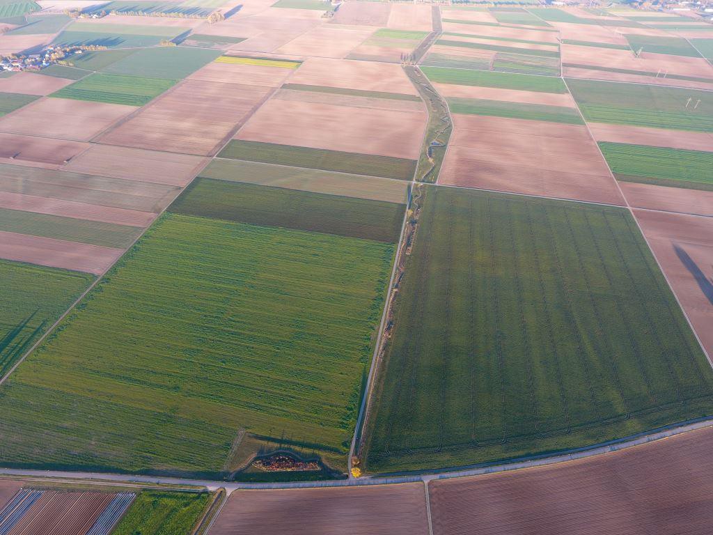 Bild: Salzluft Luftbildservice. Der Lohgraben von oben. Inmitten der intensiv genutzten Ackerflächen ist ein grüner Korridor entstanden.