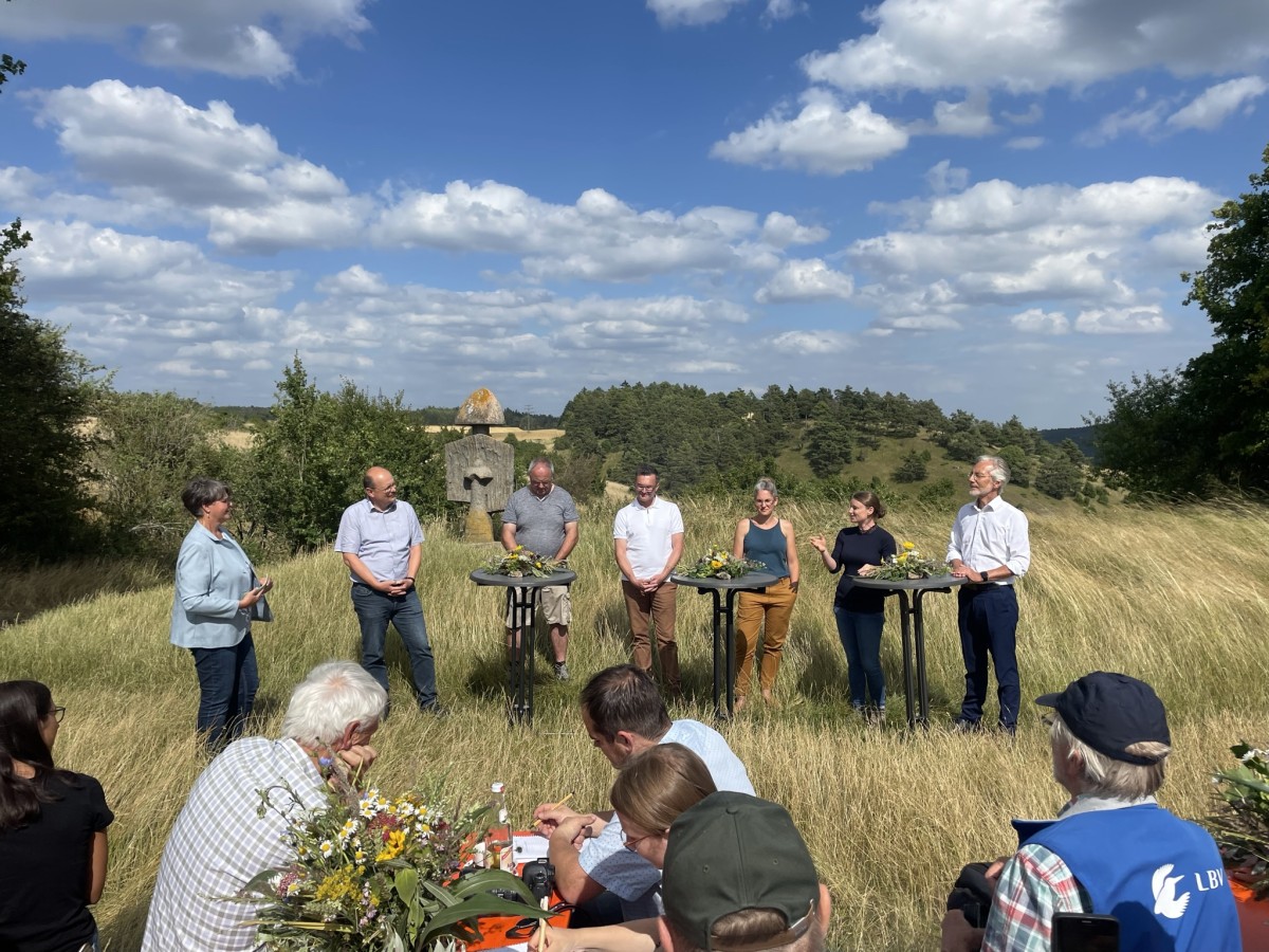 Gesprächsrunde zum Thema "Verpachten für Mensch und Natur", v.l.n.r.: Beate Krettinger (DVL), Norbert Bäuml (ALE Zentrale Aufgaben), Karl-Heinz Bittl (Landwirt), Roland Schermer (Bürgermeister), Lioba Degenfelder (A.ckerwert), Christina Geith (LPV Eichstätt, A.ckerwert), Ministerialdirigent Leonhard Rill (StMELF)